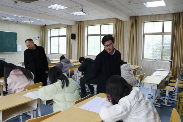 考场同竞技 青蓝共成长——荆门市东宝中学师生同考共赴春之约
