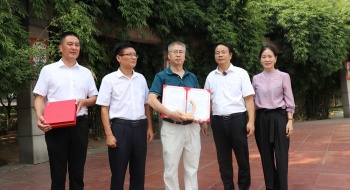 情系退休教师 慰问温暖人心——荆门市东宝中学开展教师节慰问荣退教师活动