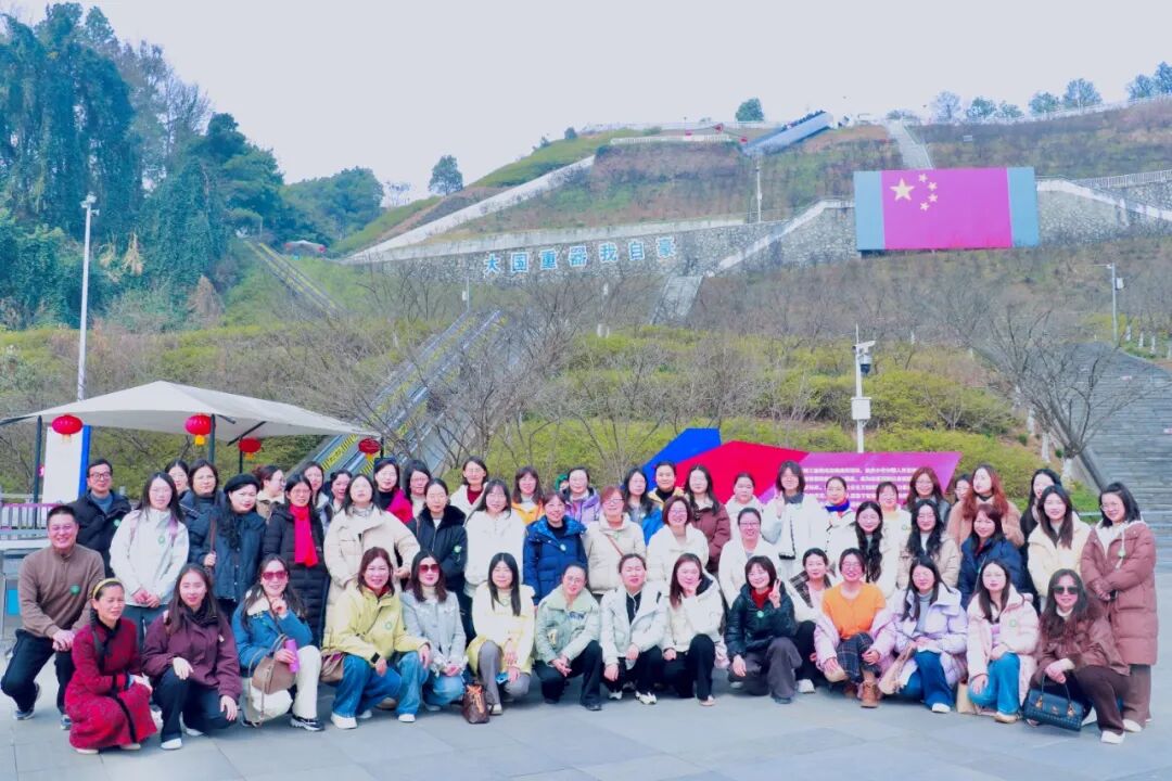 三月春风裁锦绣，两坝一峡踏歌行——我校女教职工畅游三峡欢庆“三八 ”节