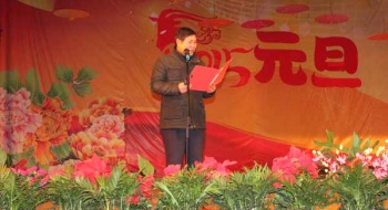 东宝中学元旦晚会师生同乐 精彩纷呈