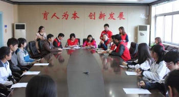 义工联助学组到东宝中学送爱心款