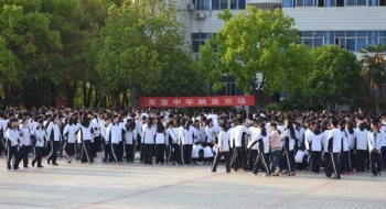 东宝中学跳蚤市场开市