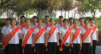 东宝中学志愿者迎接新同学