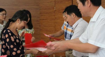 我校表彰先进促发展
