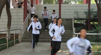 东宝中学开展防空防灾疏散演练活动