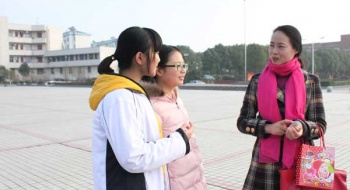 东宝中学举办校园艾滋病防治知识展览
