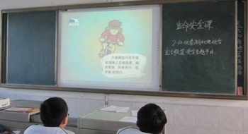 东宝中学召开走读生家长会