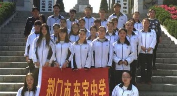 校团委组织清明扫墓活动