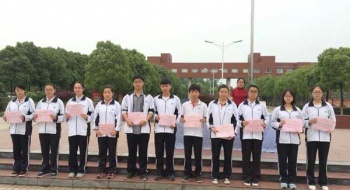 高二年级召开期中总结表彰大会