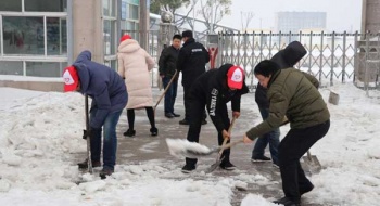 雪中情：扫雪除冰 安全畅行