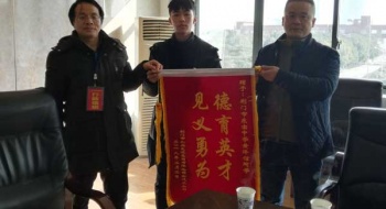 寒风吹不走正能量――我校学生见义勇为获好评