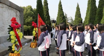 东宝中学开展“缅怀先烈,不忘初心，继续前行”清明扫墓活动