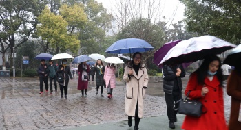 东宝中学庆祝“三八妇女节” 活 动 ：缅怀革命先烈，弘扬爱国情怀