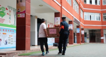 我校十余名教师参加市教育局主办的“道德讲堂第一课”