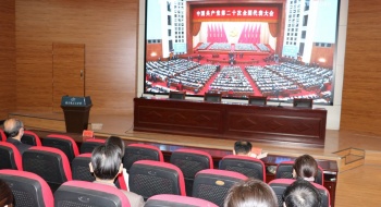 东宝中学组织党员观看党的二十大开幕会