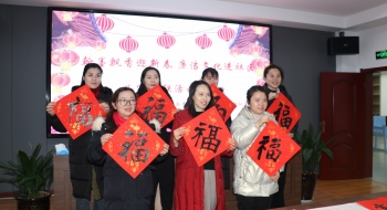翰墨飘香送祝福 ——荆门市东宝中学义务为七里铺社区居民写春联