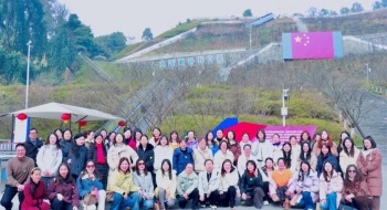 三月春风裁锦绣，两坝一峡踏歌行——我校女教职工畅游三峡欢庆“三八 ”节